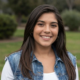 Lucia, 27 from Loja